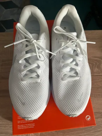 Brugt White Revolution 8 Running Shoes