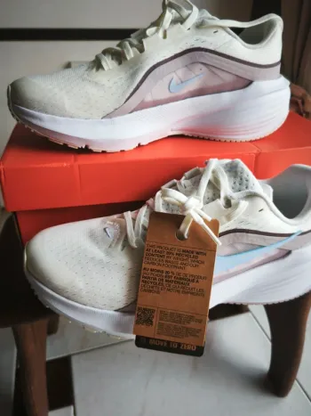 White Downshifter 14 Running Shoes d'occasion