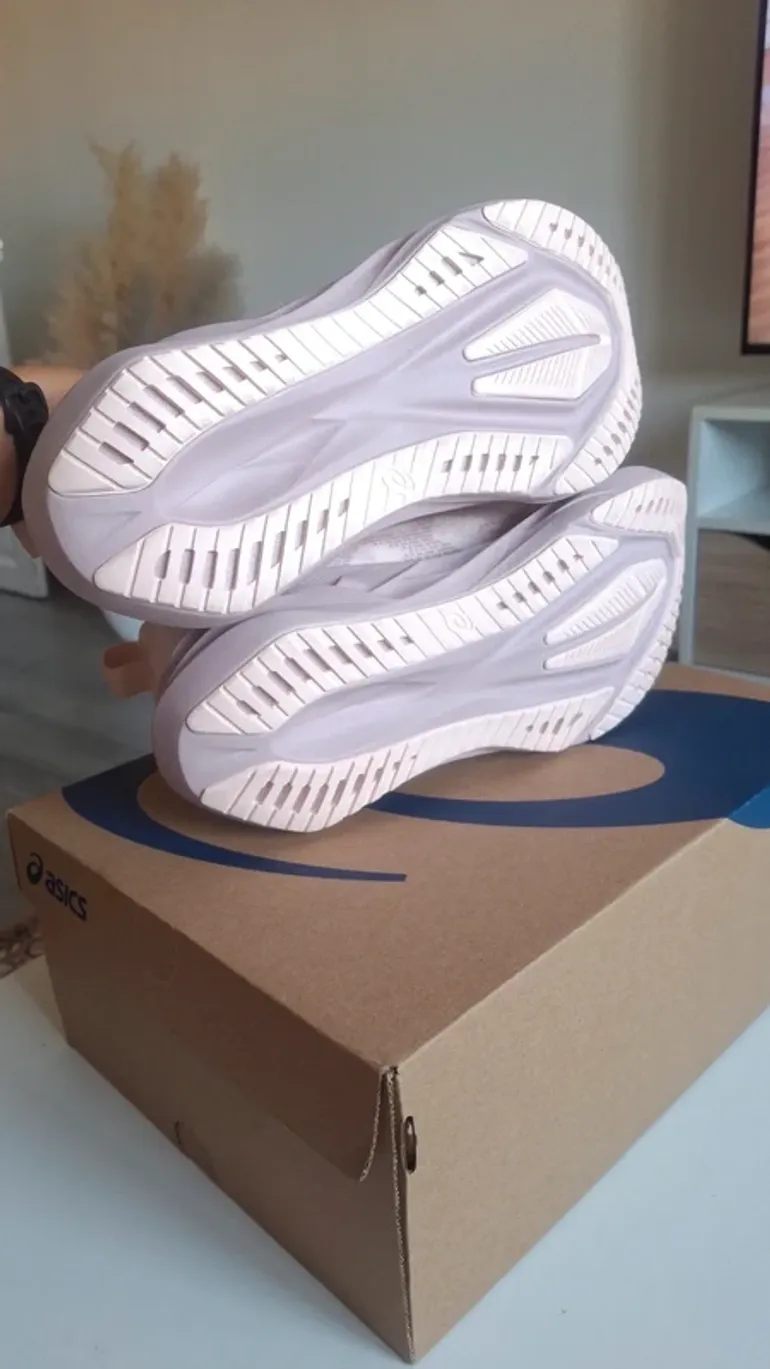 Asics Novablast 5 bike usato — immagine 6 di 7