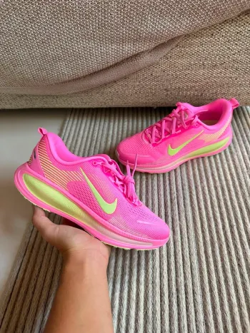 Used Rose Vomero 18 Running Shoes