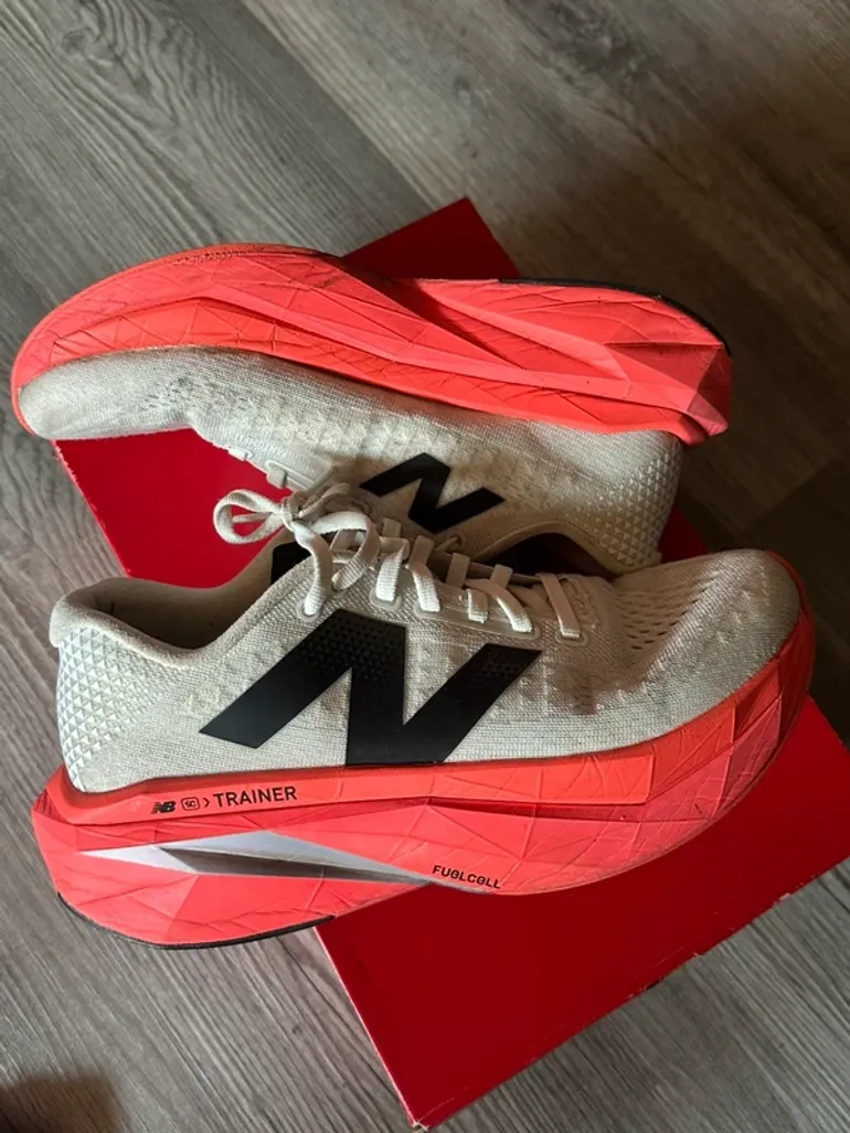 Używany New Balance Fuelcell Supercomp Trainer V3 bike — zdjęcie 2 z 3