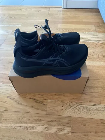 Used Asics Gel Nimbus 28 bike — image 2 of 5