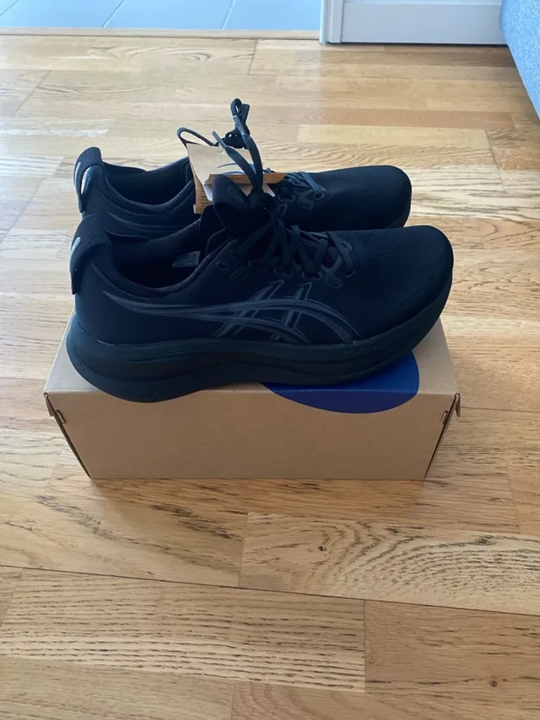 Used Asics Gel Nimbus 28 bike — image 2 of 5