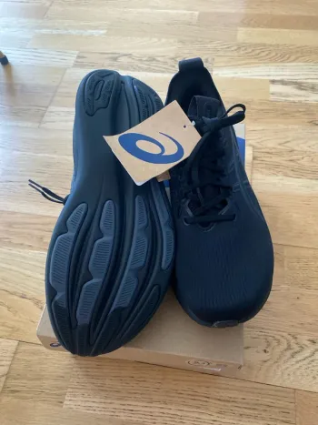Used Asics Gel Nimbus 28 bike — image 3 of 5