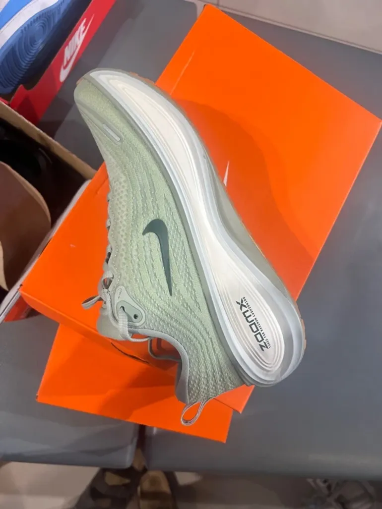 Used Nike Vomero Plus bike — image 2 of 4
