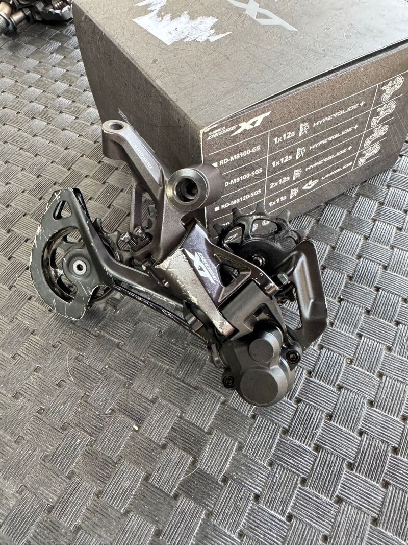 Gebrauchtes Shimano Deore XT RD-M8100-SGS Drivetrain & Pedals