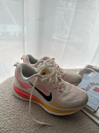 Used Nike Vomero 18 Running Shoes