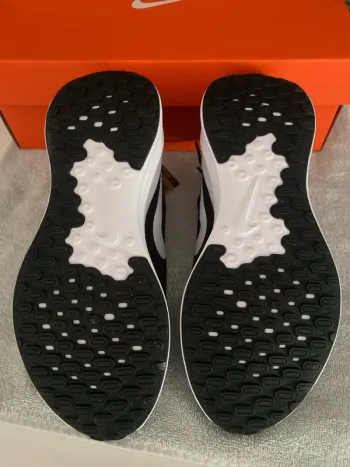 Nike Revolution 6 bike d'occasion — image 2 sur 3