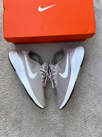 White Nike Revolution 7 bike d'occasion — image 2 sur 10