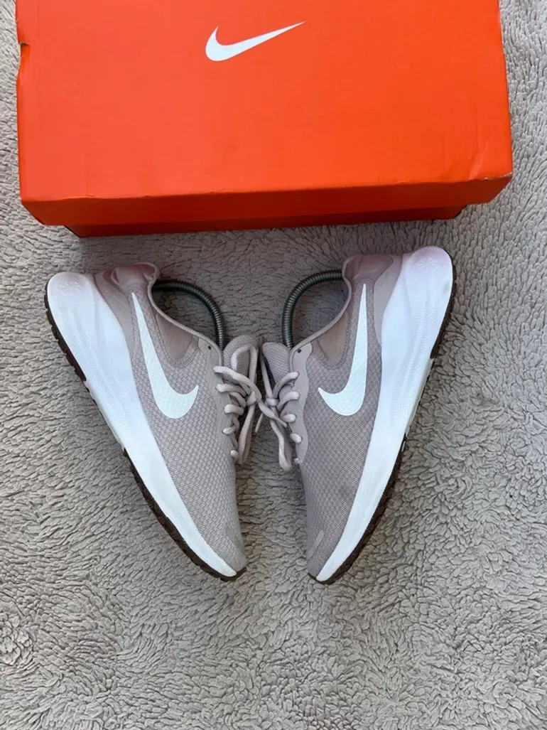 White Nike Revolution 7 bike d'occasion — image 2 sur 10