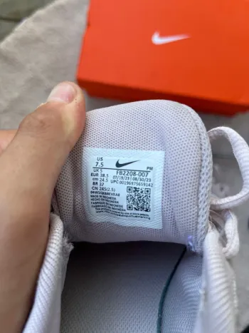 White Nike Revolution 7 bike d'occasion — image 8 sur 10