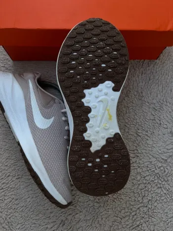 White Nike Revolution 7 bike d'occasion — image 3 sur 10