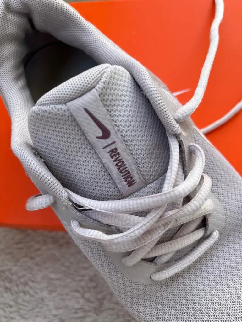 White Nike Revolution 7 bike d'occasion — image 9 sur 10