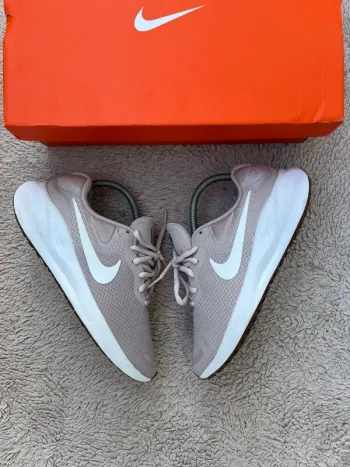 White Nike Revolution 7 Running Shoes d'occasion
