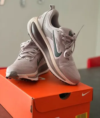 Używany Nike Vomero 18 Running Shoes