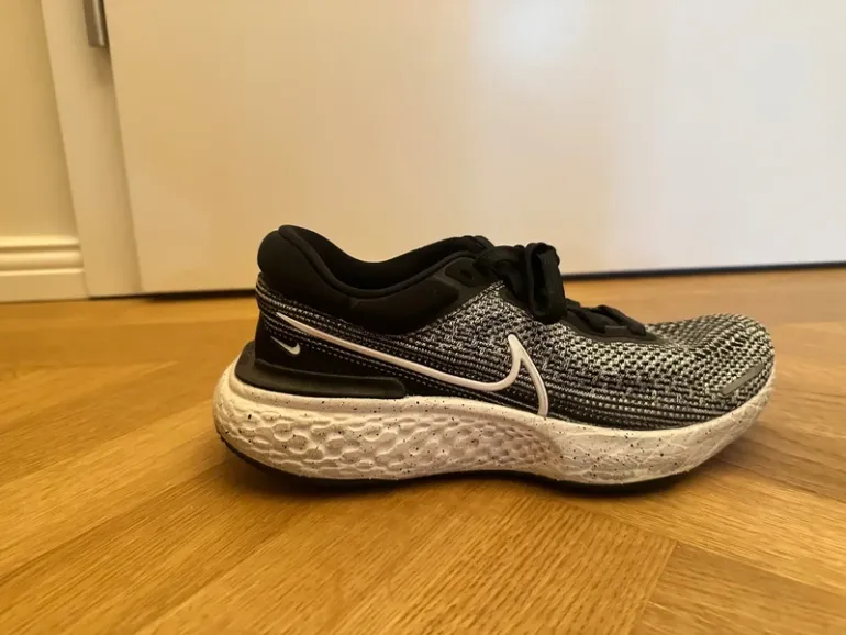 Used White Nike ZoomX Invincible Run Flyknit bike — image 2 of 4
