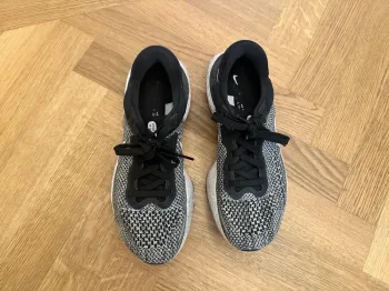 Used White Nike ZoomX Invincible Run Flyknit bike — image 3 of 4