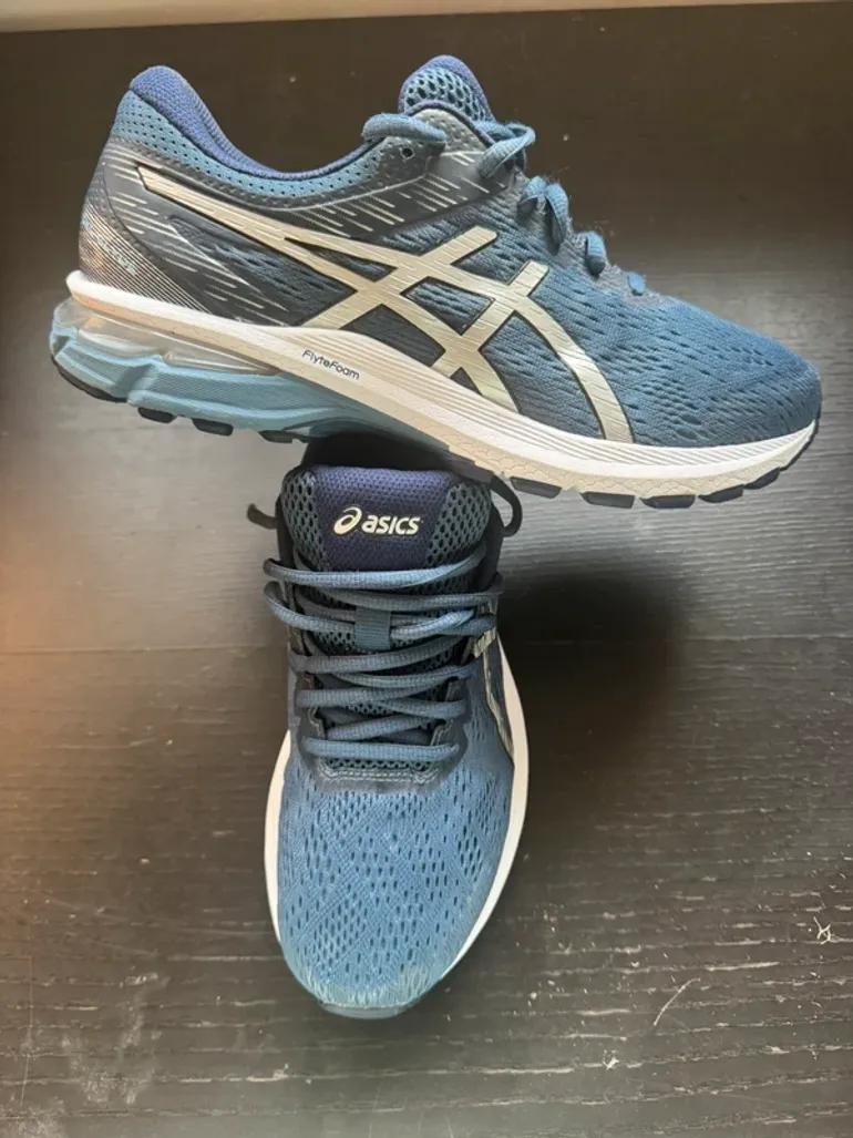Used Asics Sneakers bike — image 3 of 4
