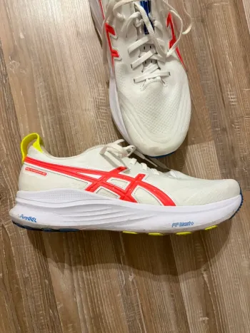 Used Asics Gel Kayano 32 Running Shoes
