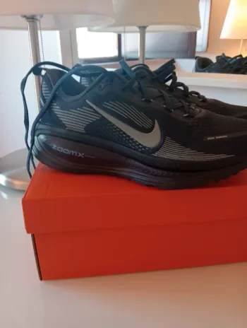 Used Nike Vomero 18 Running Shoes