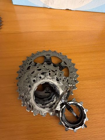 Shimano Ultegra 11V 11-28 Cassette 2022 Drivetrain & Pedals usato