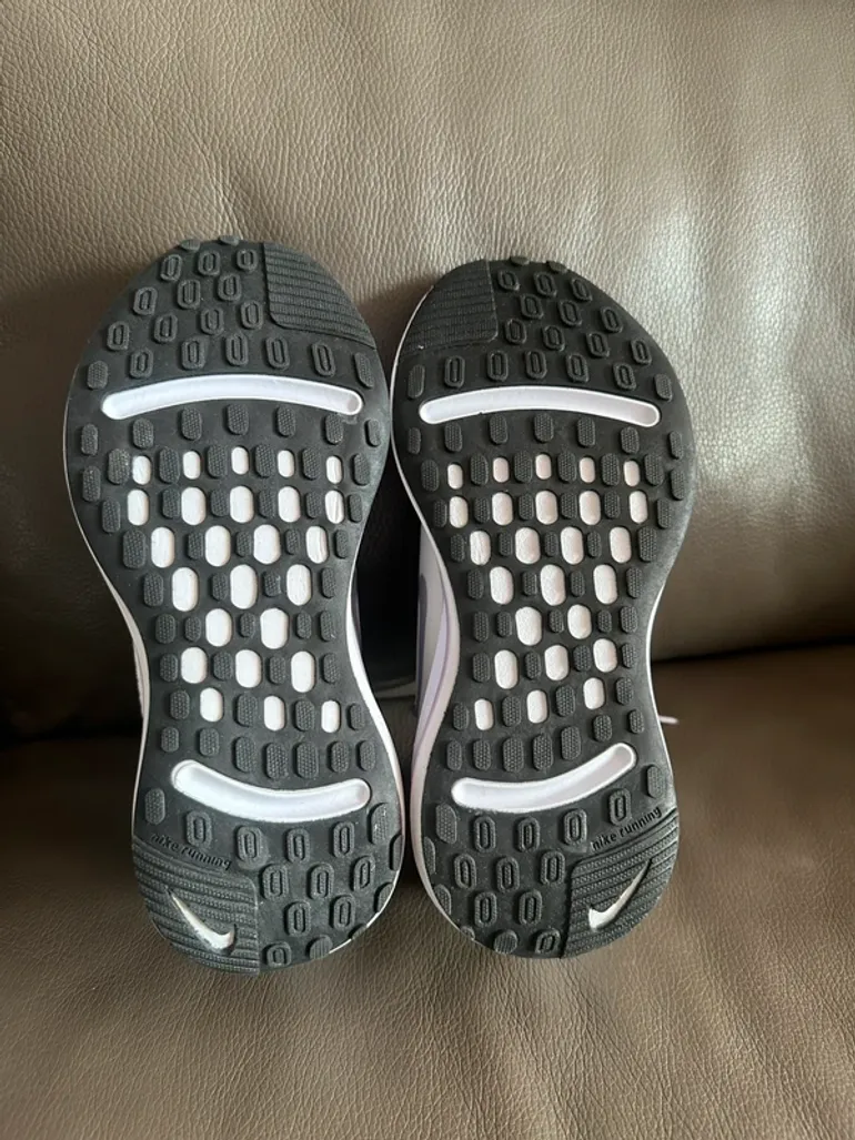 Used Nike sneakers bike — image 6 of 6