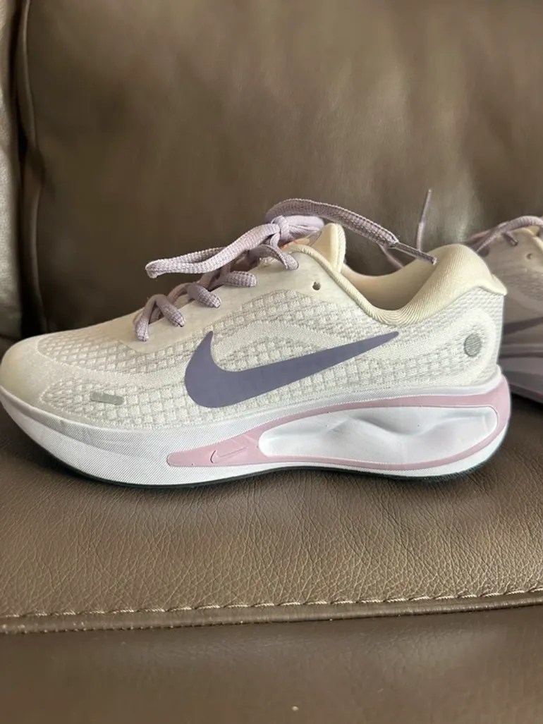 Used Nike sneakers bike — image 4 of 6