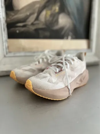 Used Asics Novablast 5 bike — image 6 of 9
