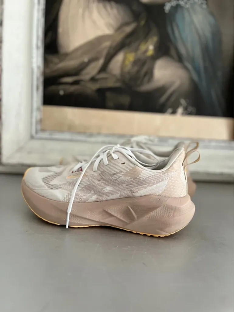 Used Asics Novablast 5 bike — image 2 of 9