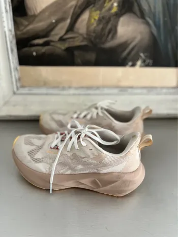 Used Asics Novablast 5 Running Shoes