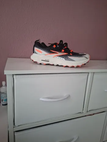Brooks Cascadia 18 Running Shoes de segunda mano