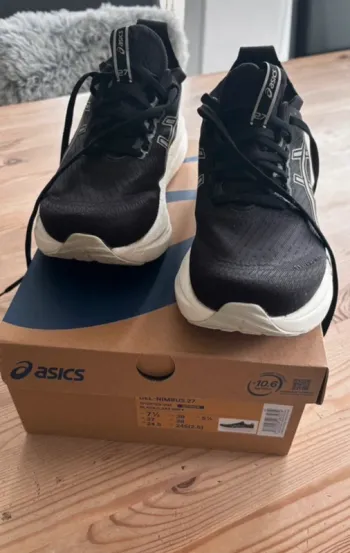 Käytetty Asics Gel Nimbus 27 Running Shoes