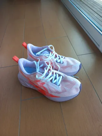 Used White Novablast 5 Running Shoes