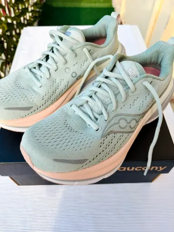 Used Saucony Hurricane 25 Running Shoes