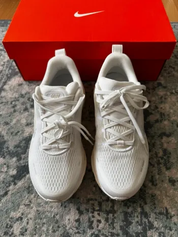 Used Nike Vomero 18 Running Shoes