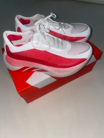 Używany Adidas Hyperboost Edge Running Shoes