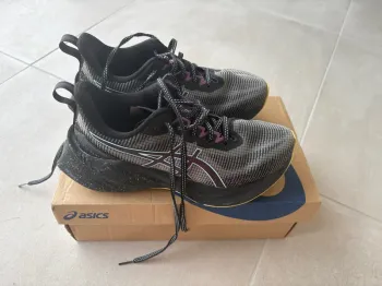 Asics Novablast 3 LE Running Shoes usato