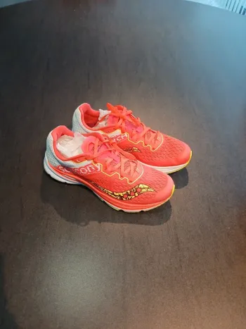 Used Saucony Fastwitch 8 Running Shoes
