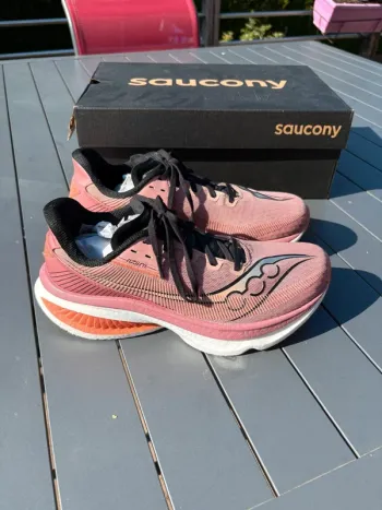 Used Saucony Endorphin Azura Running Shoes