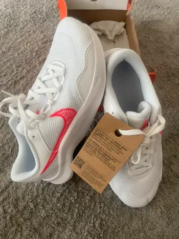 Käytetty Nike Leggend Essential 3 Running Shoes