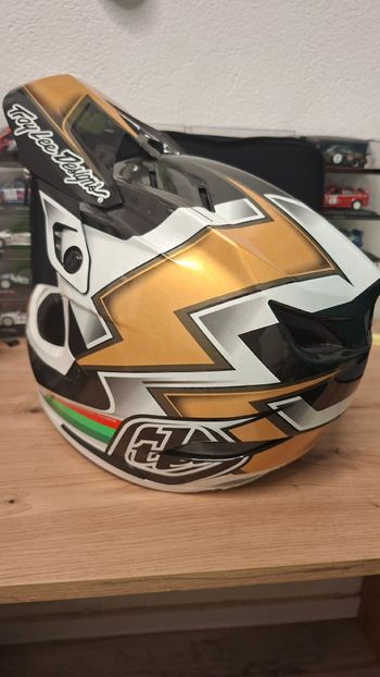 Troy Lee Designs D4 Helmet 2025 bike usato — immagine 5 di 5