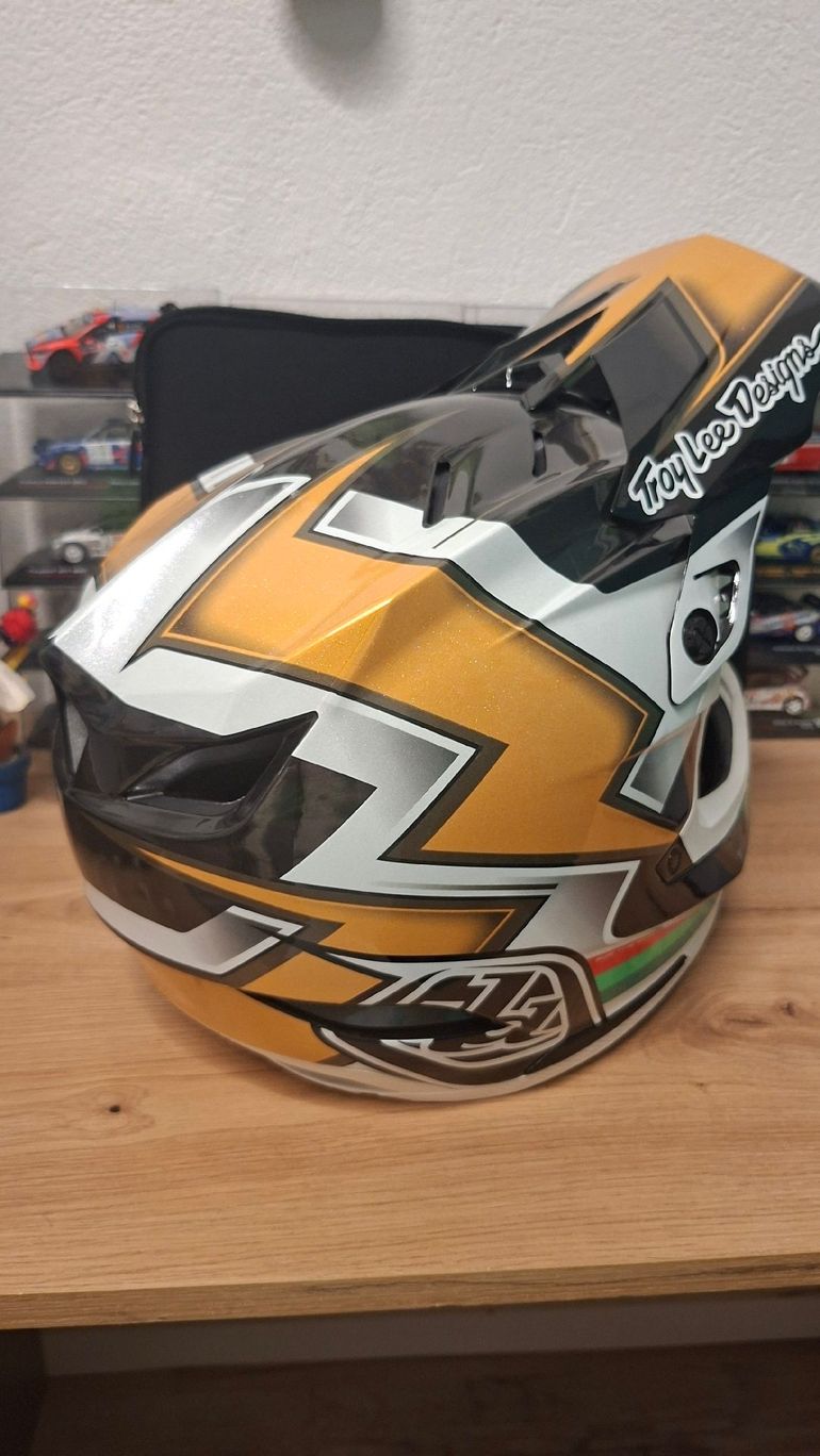 Troy Lee Designs D4 Helmet 2025 bike usato — immagine 3 di 5