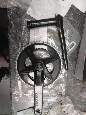 Käytetty Sram Rival Crankset 48/35 Quarq 2024 Drivetrain & Pedals