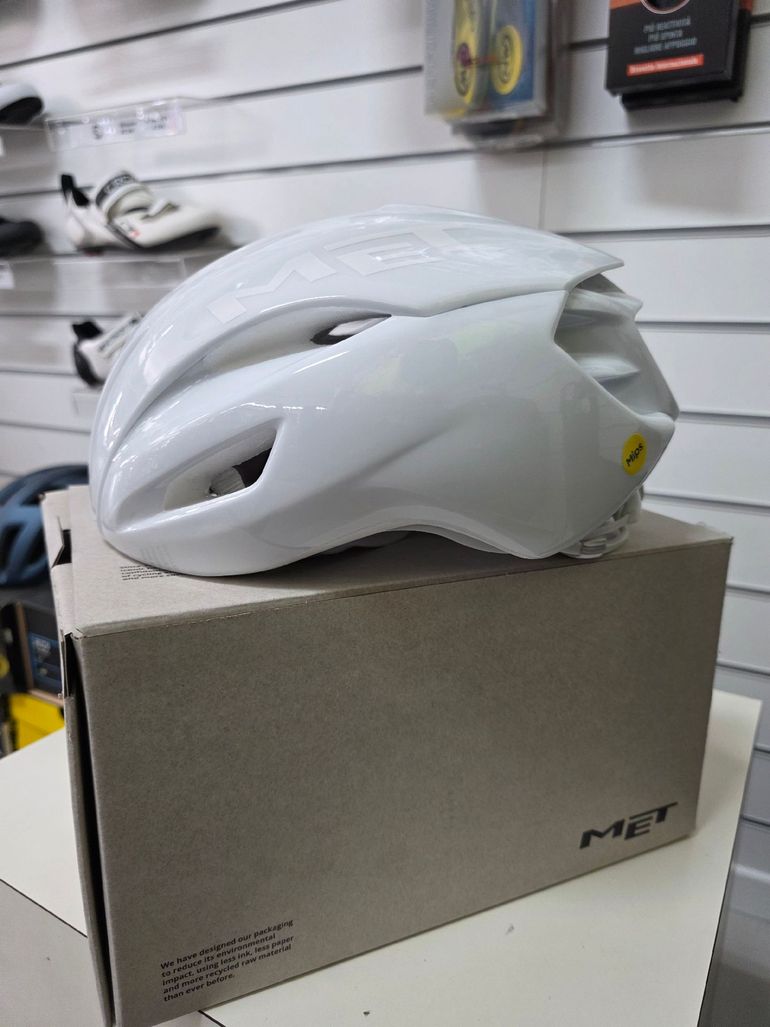 Brugt MET Manta MIPS Helmet 2026 bike — billede 2 af 6