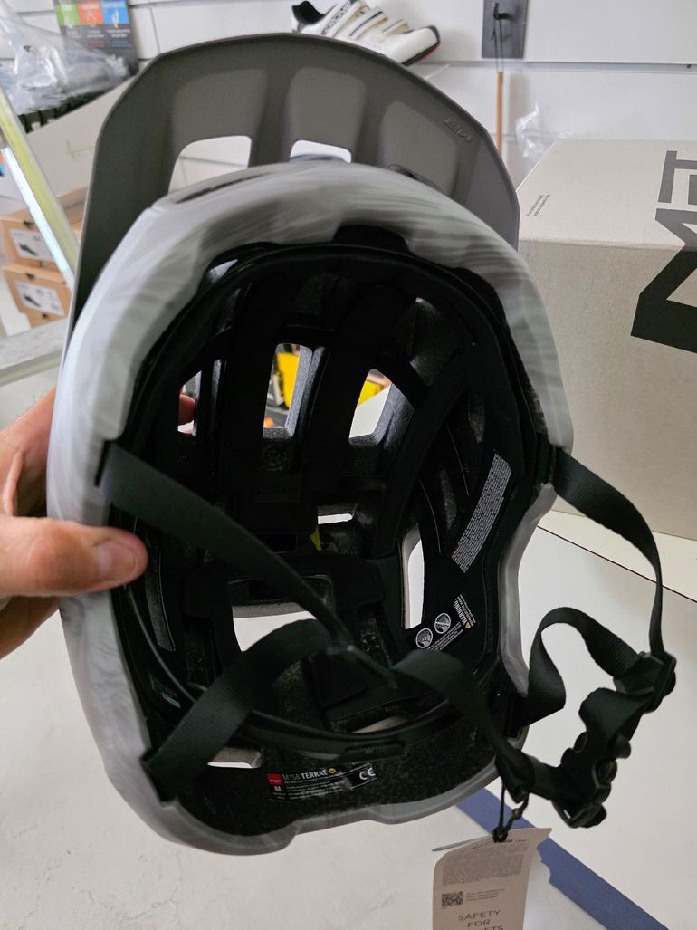 Used MET Terræ Helmet 2026 bike — image 5 of 6
