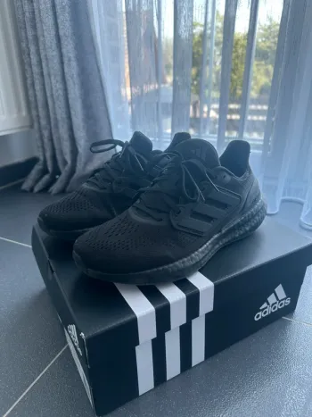 Adidas Ultra Boost Running Shoes usato