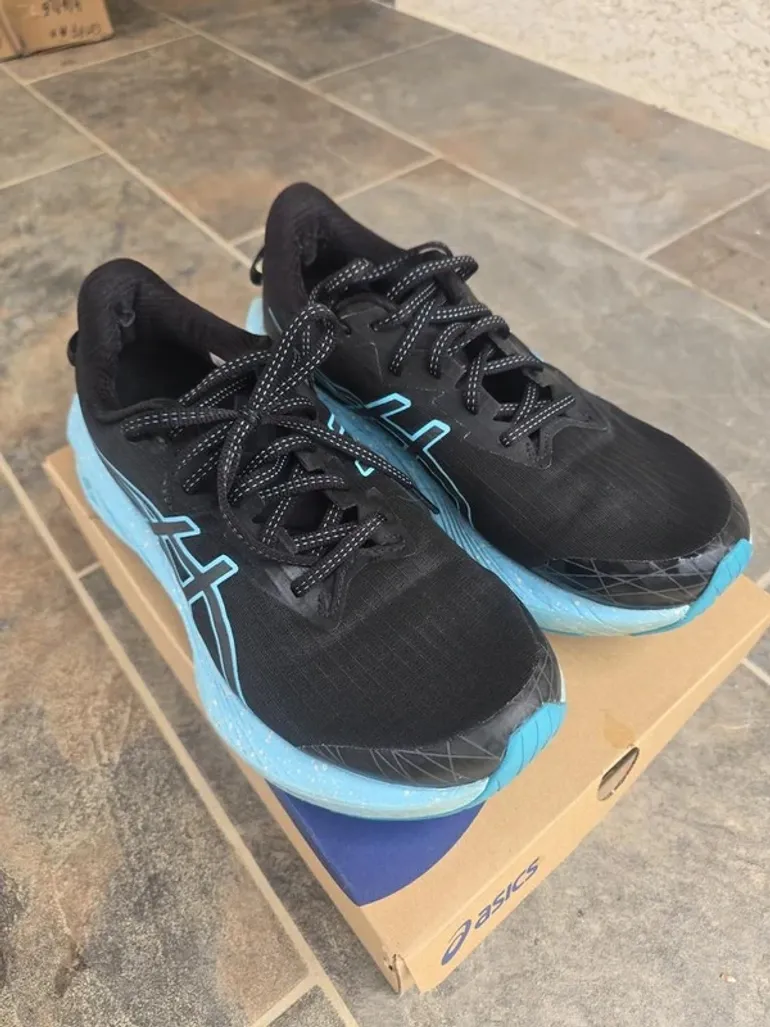 Asics Novablast 4 bike d'occasion — image 2 sur 12
