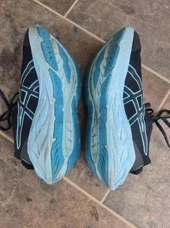 Asics Novablast 4 bike d'occasion — image 10 sur 12