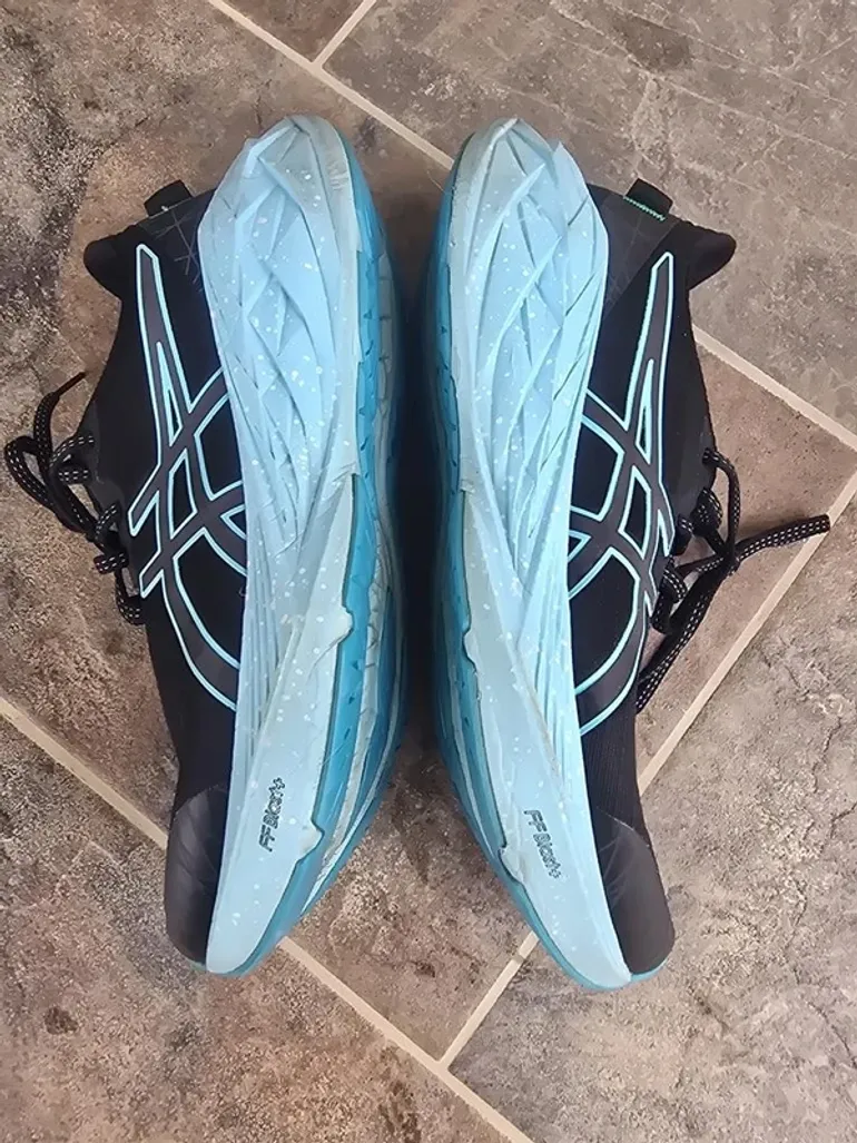 Asics Novablast 4 bike d'occasion — image 9 sur 12