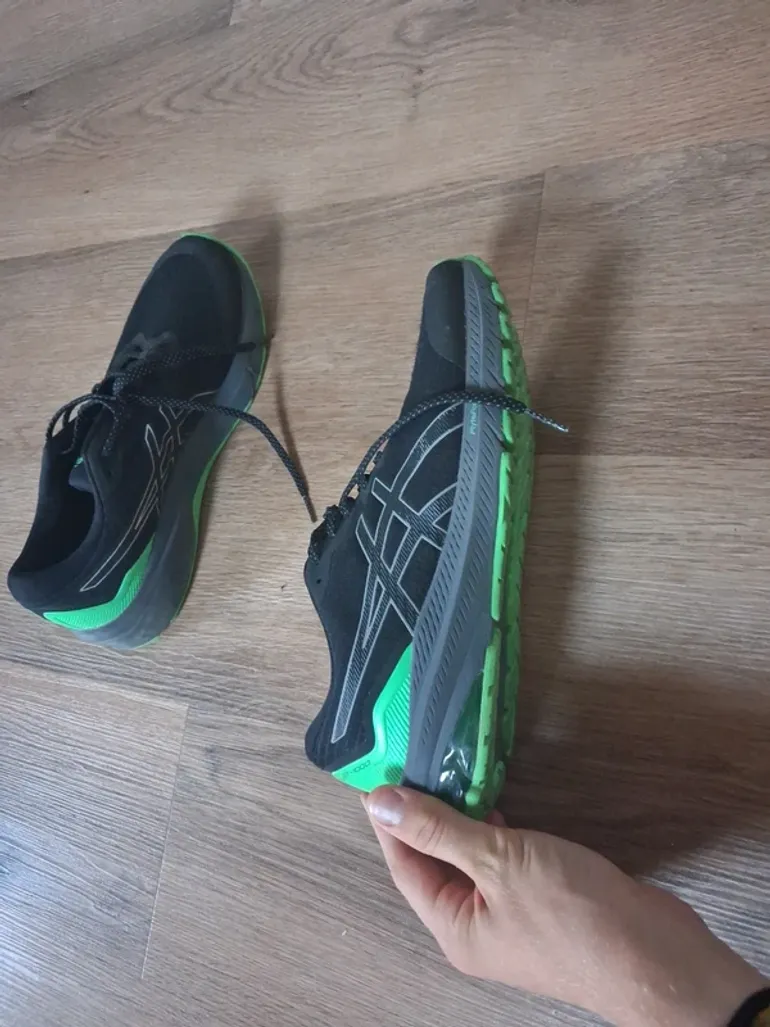 Used Asics Running Shoes bike — image 3 of 6